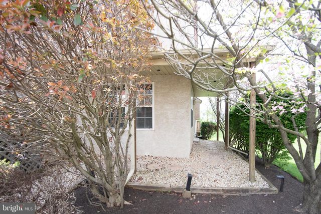 19 VIBURNUM CT, Lafayette Hill, PA 19444