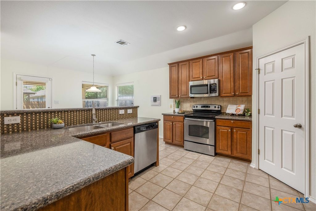 Image 8 of property listing at 8927 Liberty View, Converse, TX 78109