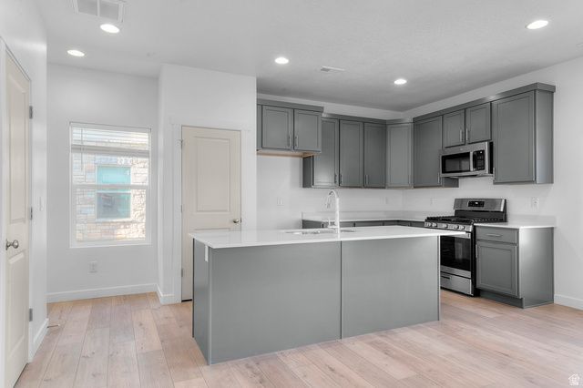 572 N BUFFALO GRASS LN, Lindon, UT 84042