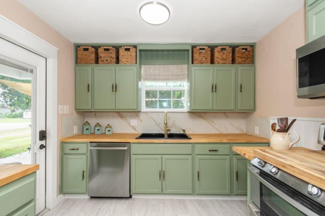 1403 N Avenue F, Freeport, TX 77541