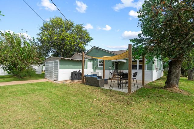 1403 N Avenue F, Freeport, TX 77541