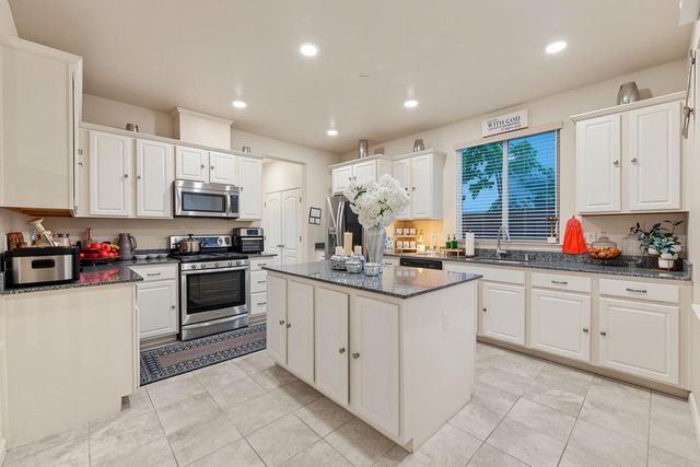 2229 Novi Dr, Riverbank, CA 95367