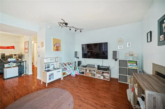 20155 Keswick Street 112, Winnetka, CA 91306