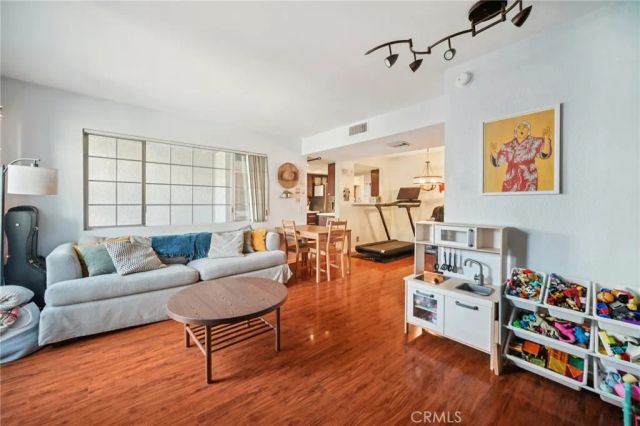 20155 Keswick Street 112, Winnetka, CA 91306