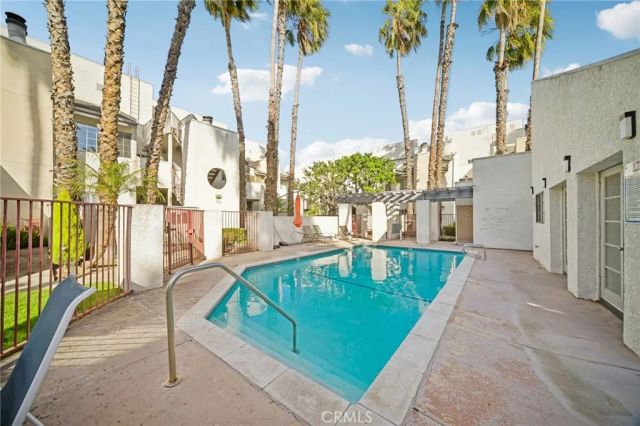 20155 Keswick Street 112, Winnetka, CA 91306