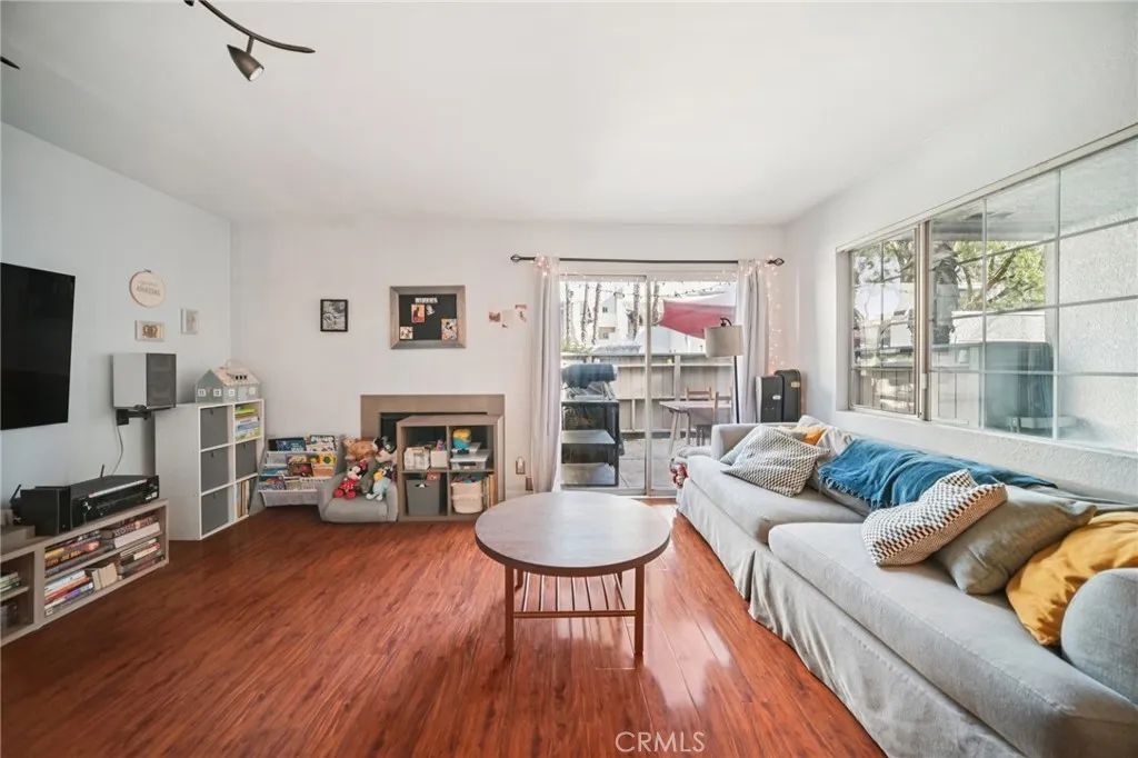 20155 Keswick Street 112, Winnetka, CA 91306