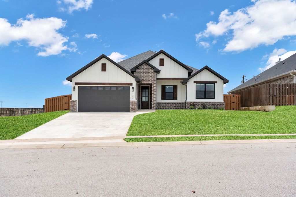 122 Buffalo Ridge RD, Giddings, TX 78942
