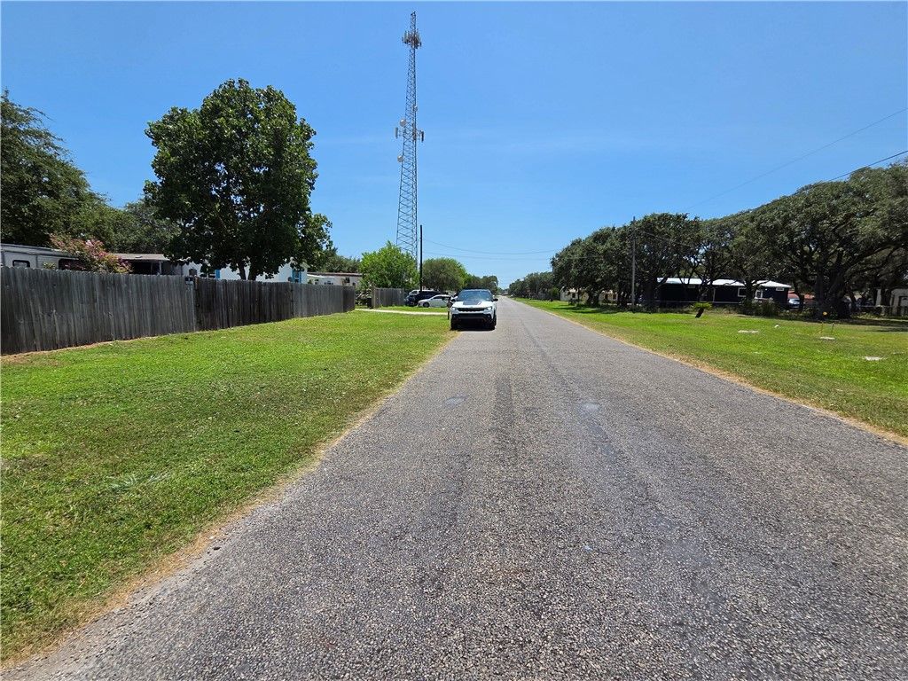 532 N Kossuth St, Rockport, TX 78382 — photo 2