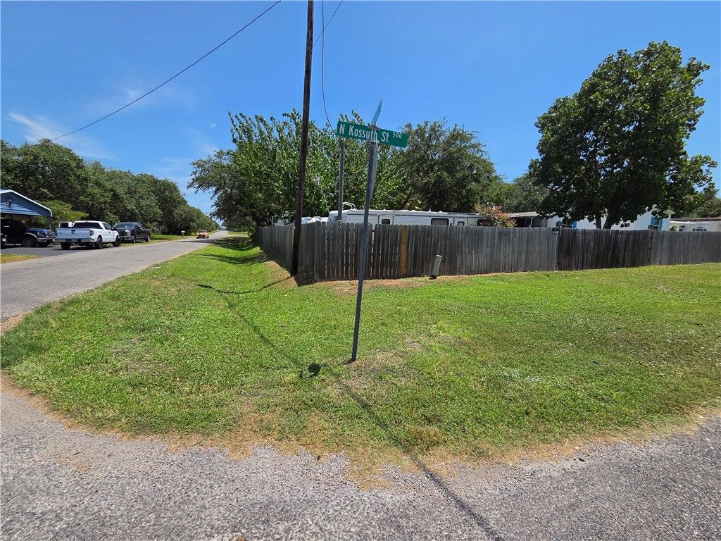 532 N Kossuth St, Rockport, TX 78382 — photo 4