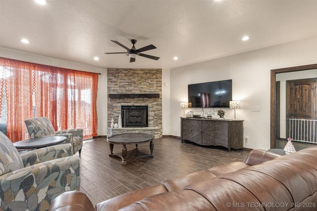 1113 Elizabeth Drive, Checotah, OK 74426