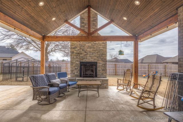 1113 Elizabeth Drive, Checotah, OK 74426