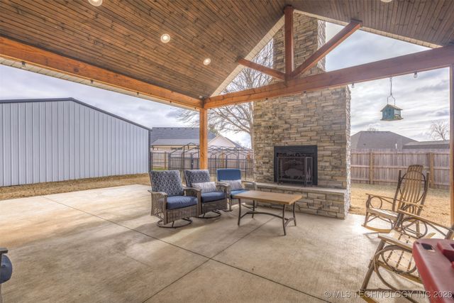 1113 Elizabeth Drive, Checotah, OK 74426