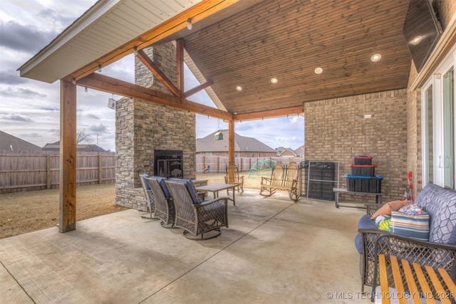 1113 Elizabeth Drive, Checotah, OK 74426