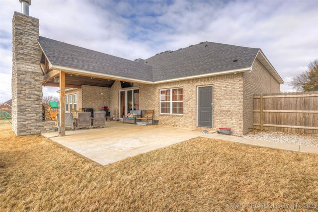 1113 Elizabeth Drive, Checotah, OK 74426