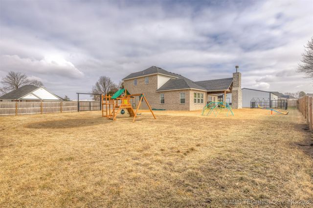 1113 Elizabeth Drive, Checotah, OK 74426