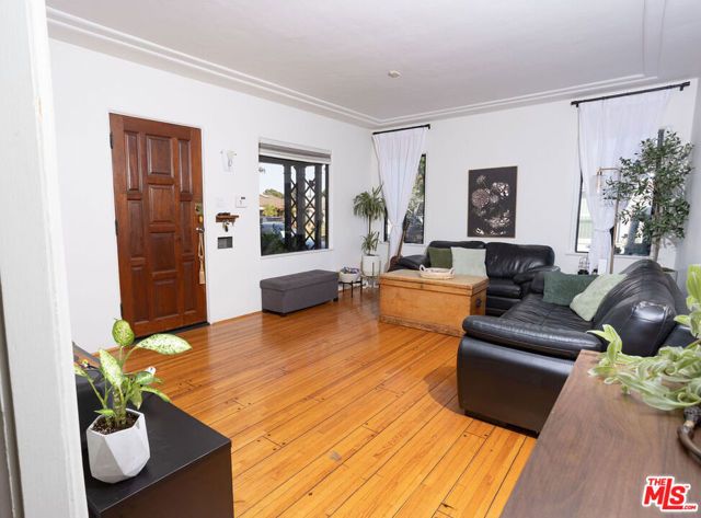 2813 S Bentley Avenue, Los Angeles, CA 90064