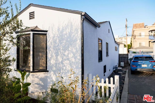 2813 S Bentley Avenue, Los Angeles, CA 90064