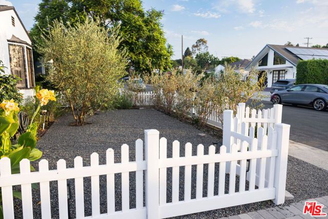 2813 S Bentley Avenue, Los Angeles, CA 90064
