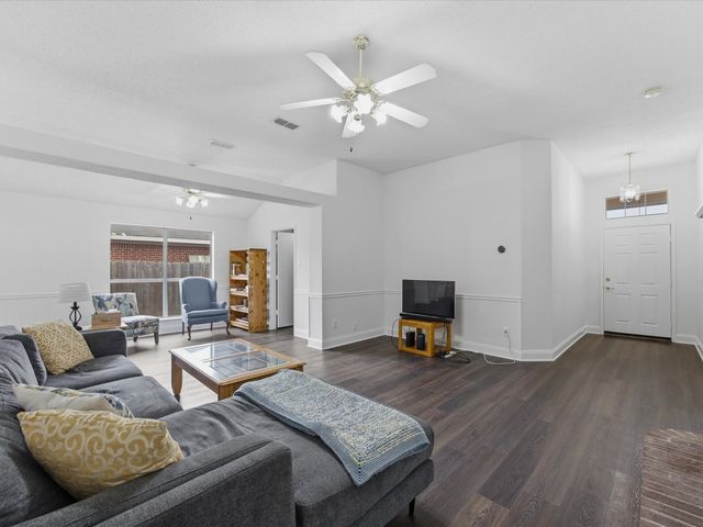 1123 Greenview Lane, Kennedale, TX 76060