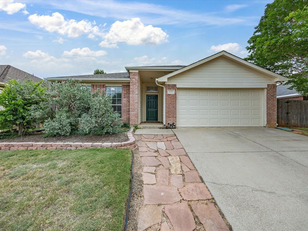 1123 Greenview Lane, Kennedale, TX 76060