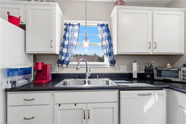 112 Mccleskey Drive, Yadkinville, NC 27055