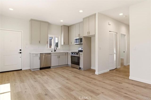 2155 Euclid Avenue B, Long Beach, CA 90815