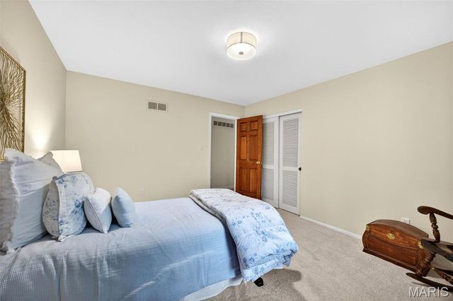 12464 Meadow Green Place, St Louis, MO 63141
