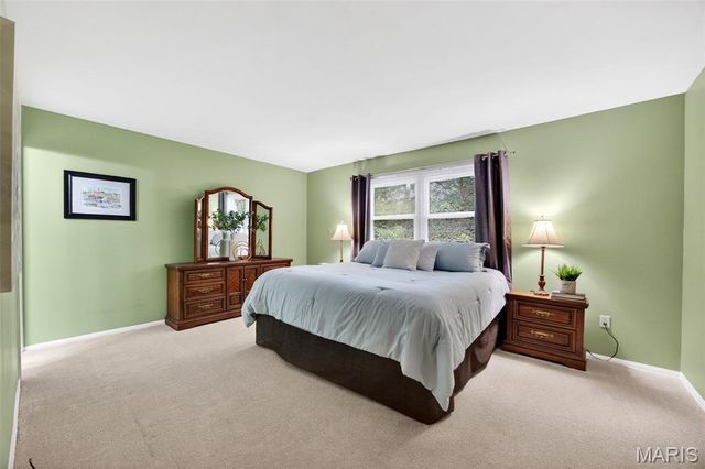12464 Meadow Green Place, St Louis, MO 63141