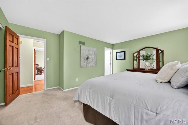 12464 Meadow Green Place, St Louis, MO 63141