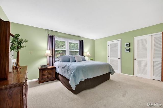 12464 Meadow Green Place, St Louis, MO 63141