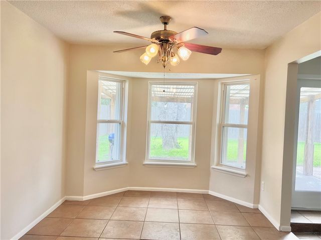 105 Chispa Dr, Portland, TX 78374