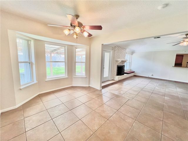 105 Chispa Dr, Portland, TX 78374