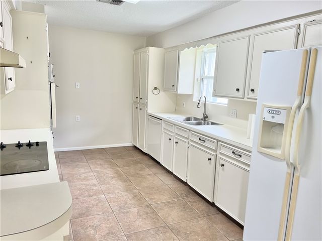 105 Chispa Dr, Portland, TX 78374