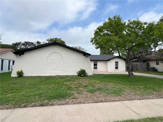 105 Chispa Dr, Portland, TX 78374