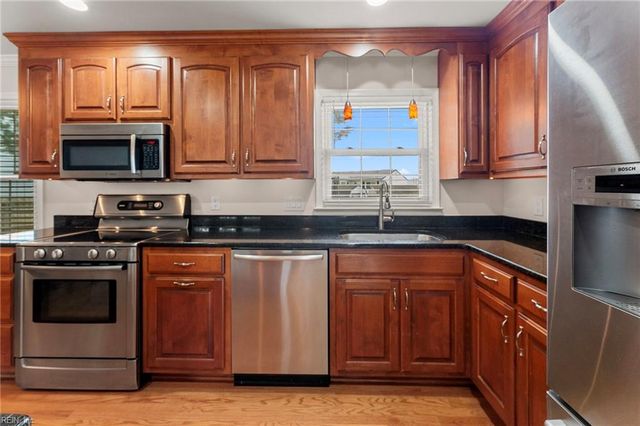 6 Pavilion PL, Hampton, VA 23664