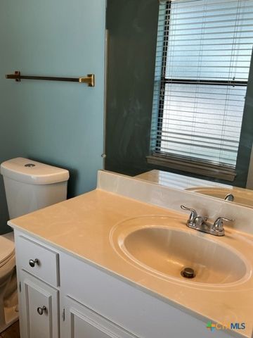 1302 S Mesquite Avenue, New Braunfels, TX 78130