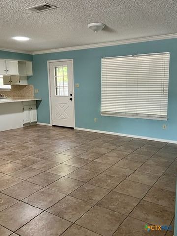 1302 S Mesquite Avenue, New Braunfels, TX 78130