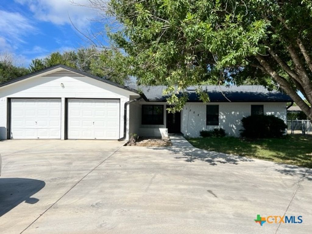 1302 S Mesquite Avenue, New Braunfels, TX 78130
