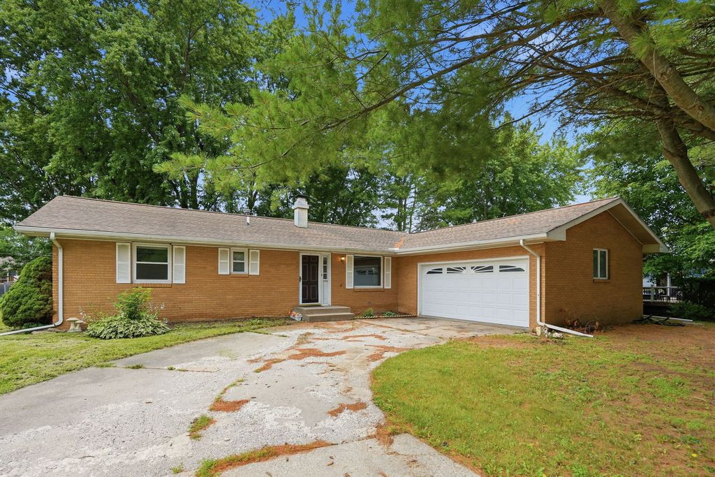 109 N 3RD Street, Colona, IL 61241