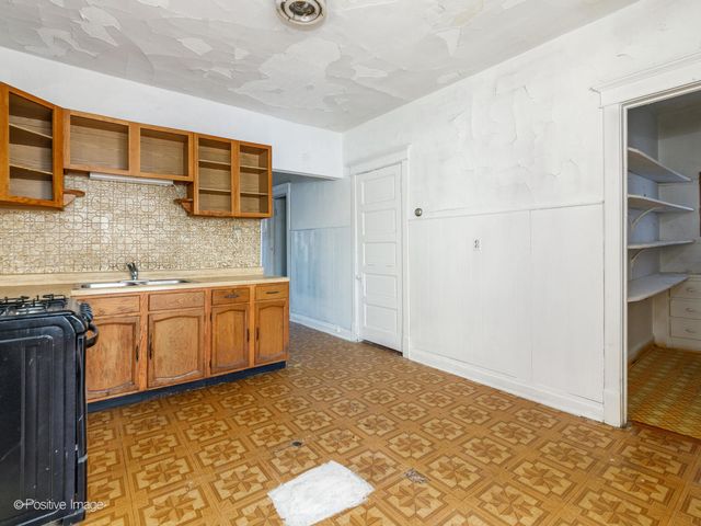 3348 N Albany Avenue, Chicago, IL 60618