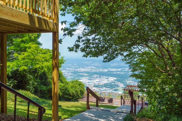 1003 E Brow Road, Lookout Mountain, TN 37350