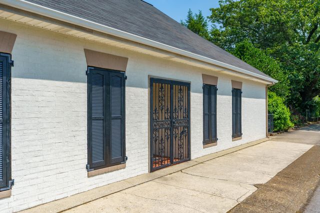 1003 E Brow Road, Lookout Mountain, TN 37350