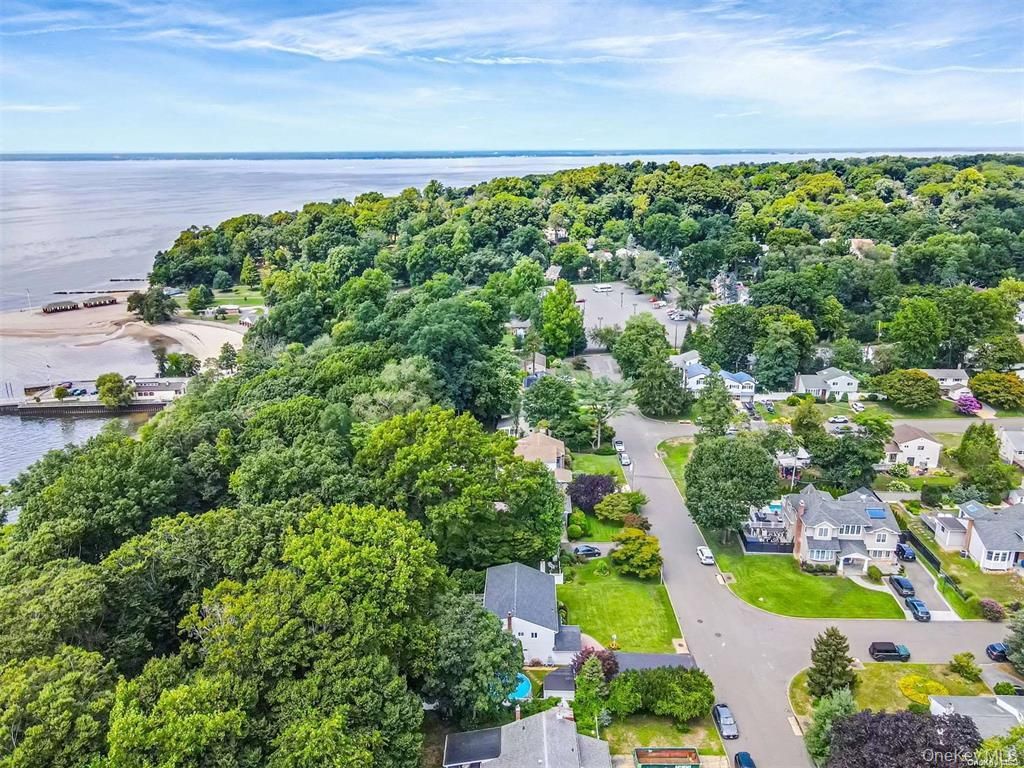 23 Barry Drive, Glen Cove, NY 11542 — photo 4