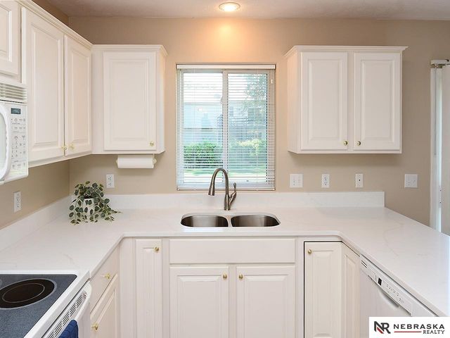 15069 Bedford Avenue, Omaha, NE 68116