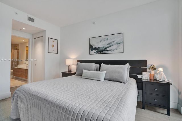 121 NE 34th St 902, Miami, FL 33137