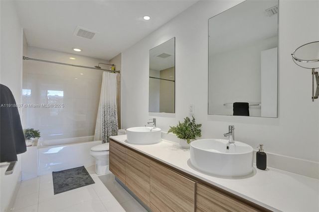 121 NE 34th St 902, Miami, FL 33137