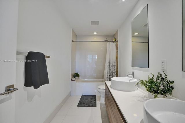 121 NE 34th St 902, Miami, FL 33137