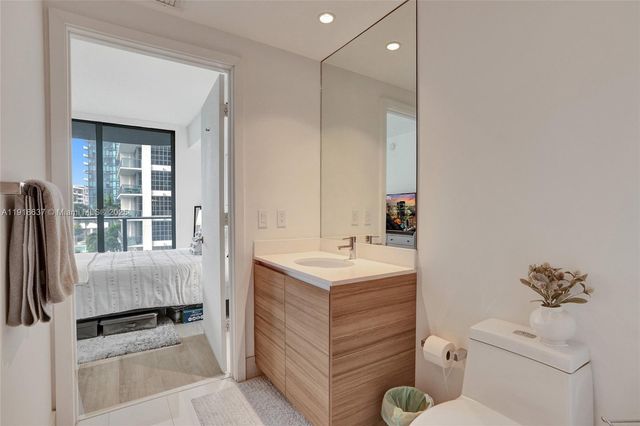 121 NE 34th St 902, Miami, FL 33137