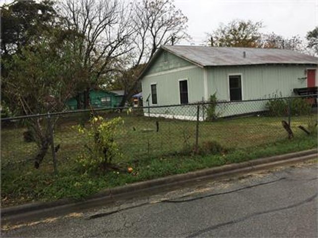 1100 Chihuahua ST, Lockhart, TX 78644