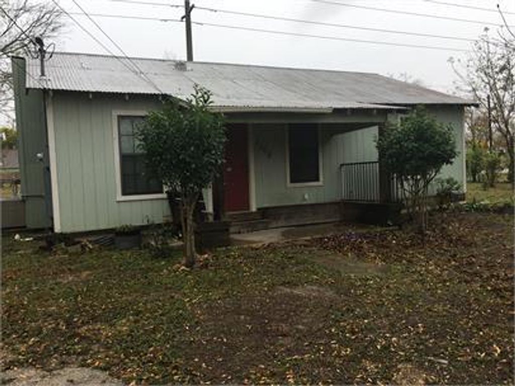 1100 Chihuahua ST, Lockhart, TX 78644